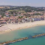 Beachfront With Ac & Private Parking By Host Hero Apartman Civitanova Marche