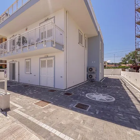 Beachfront With Ac & Private Parking By Host Hero Apartman