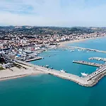 Beachfront With Ac & Private Parking By Host Hero Апартаменты