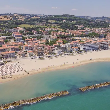 Beachfront With Ac & Private Parking By Host Hero Апартаменты Чивитанова-Марке