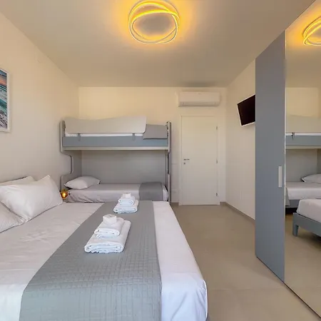 Beachfront With Ac & Private Parking By Host Hero Чивитанова-Марке