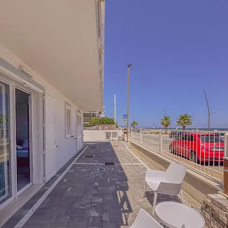 Beachfront With Ac & Private Parking By Host Hero Appartamento
