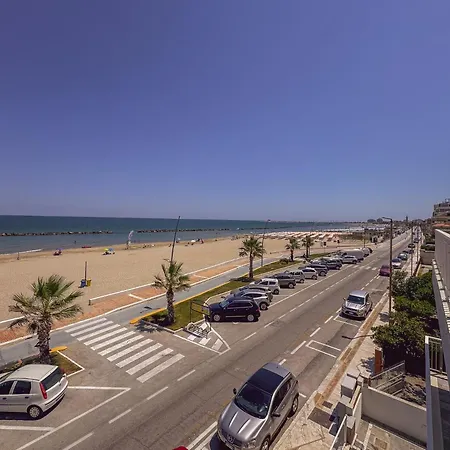 Beachfront With Ac & Private Parking By Host Hero Апартаменты Чивитанова-Марке