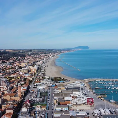 Beachfront With Ac & Private Parking By Host Hero Appartement