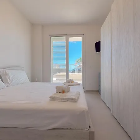 Beachfront - Ac & Private Parking By Host Hero *