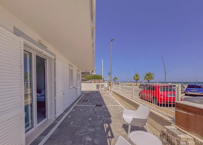 Beachfront With Ac & Private Parking By Host Hero Appartamento